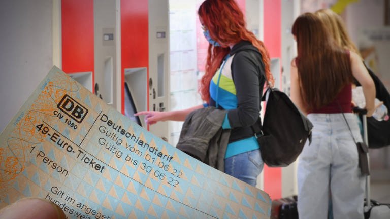 Im Vordergrund ein DB-Fahrschein mit der Aufschrift "49-Euro-Ticket". Im Hintergrund eine Frau mit roten Haaren an einem Fahrkarten-Automaten.