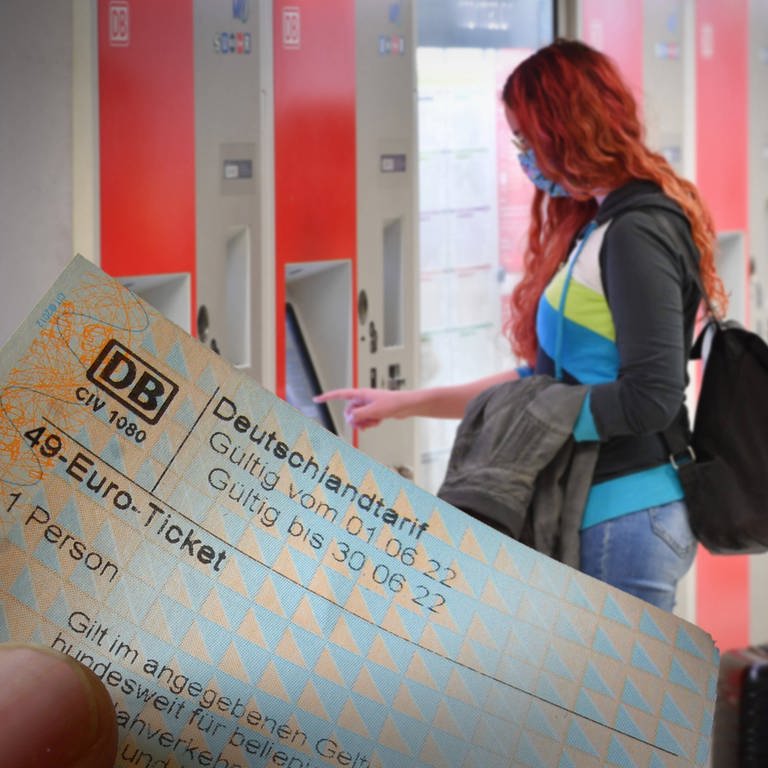 Im Vordergrund ein DB-Fahrschein mit der Aufschrift "49-Euro-Ticket". Im Hintergrund eine Frau mit roten Haaren an einem Fahrkarten-Automaten.