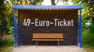 Bushaltestelle mit Aufschrift 49-Euro-Ticket
