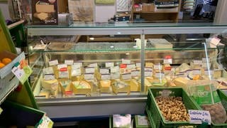 Wartet auf Kundschaft: Die Käsetheke im Laden 3 am Karlsruher Werderplatz wird nicht mehr so häufig besucht, wie noch zu Jahresbeginn.