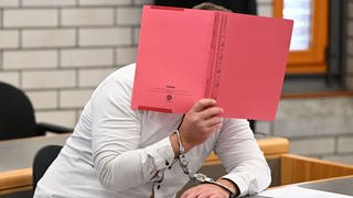Der 34-jährige Angeklagte im Mädchenmord-Prozess vor dem Landgericht Baden-Baden