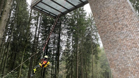 Einsatzkräfte bei der Großübung am Samstagnachmittag im Nationalparkzentrum Ruhestein