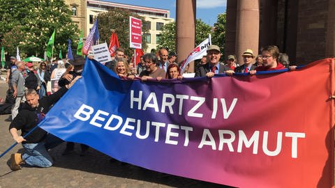 Demonstration in Karlsruhe unter dem Motto "Hartz IV bedeutet Armut"