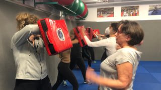 Frauen trainieren Schlagtechniken beim Selbstverteidigungskurs beim PSV Karlsruhe