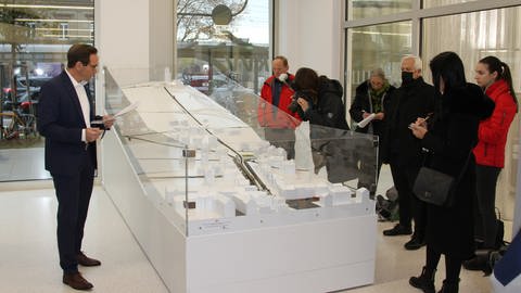 In eine großen Glasvitrine ist das große Modell der Turmbergbahn zu sehen.