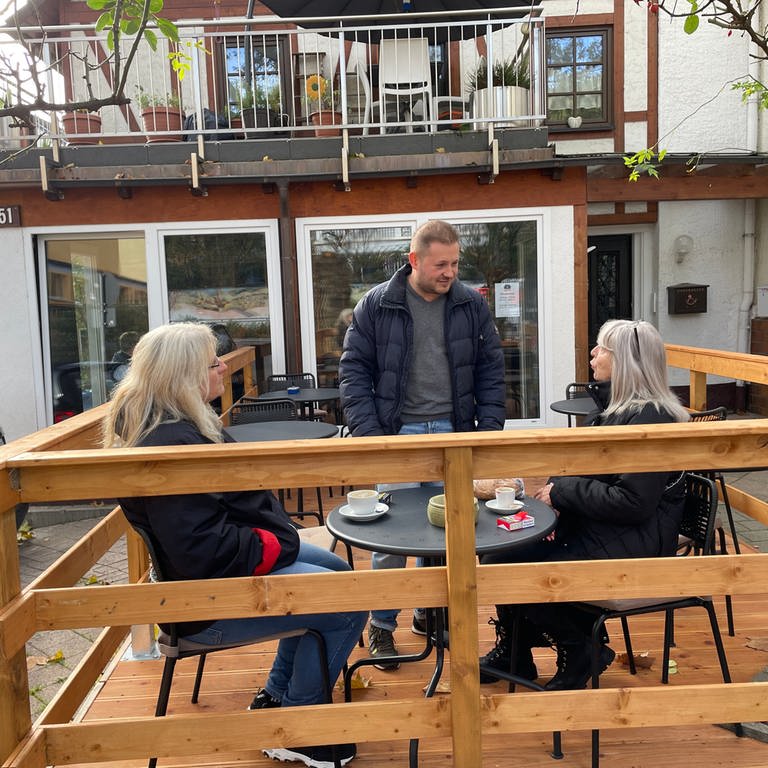 "Kaffee-Zwerg-Betreiber" Maxim Volobuev auf der Terrasse seines Baden-Badener Cafés
