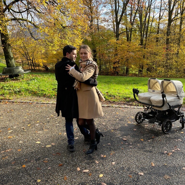 Der frühere belarussische Spitzentänzer Ilia Russo tanzt in Baden-Bader Park mit seiner Frau