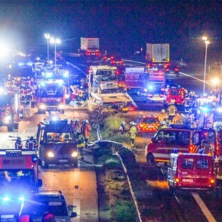 Feuerwehr- und Rettungsfahrzeuge stehen nach einem Unfall auf der A5. Ein Lastwagenfahrer hat auf der Autobahn 5 bei Raststatt einen schweren Unfall mit drei Verletzten und insgesamt mindestens neun demolierten Fahrzeugen verursacht.