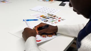 Die Schüler fertigen den Adventskalender im Unterricht