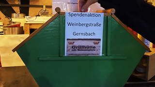 Eine grüne Spendenkasse mit der Aufschrift: Spendenaktion Weinbergstraße Gernsbach