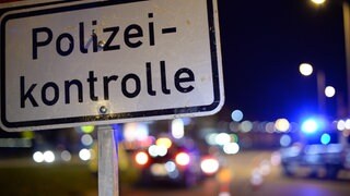 Polizeikontrolle bei Nacht