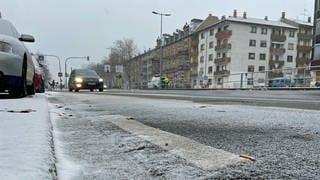 Symbolbild: Auf einem Fahrradstreifen der Kriegsstraße in Karlsruhe hat sich ein leichter Schneefilm gebildet.