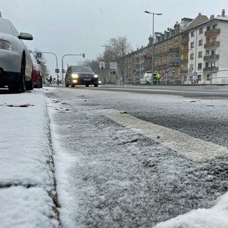 Symbolbild: Auf einem Fahrradstreifen der Kriegsstraße in Karlsruhe hat sich ein leichter Schneefilm gebildet.