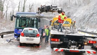 Glatteisunfall zwischen Reisebus und Auto in Pforzheim