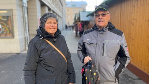 Ein Ehepaar in der Nähe des Karlsruher Marktplatzes beim Einkaufsbummel