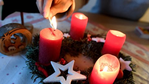 christen und Juden feiern Advent und Chanukka