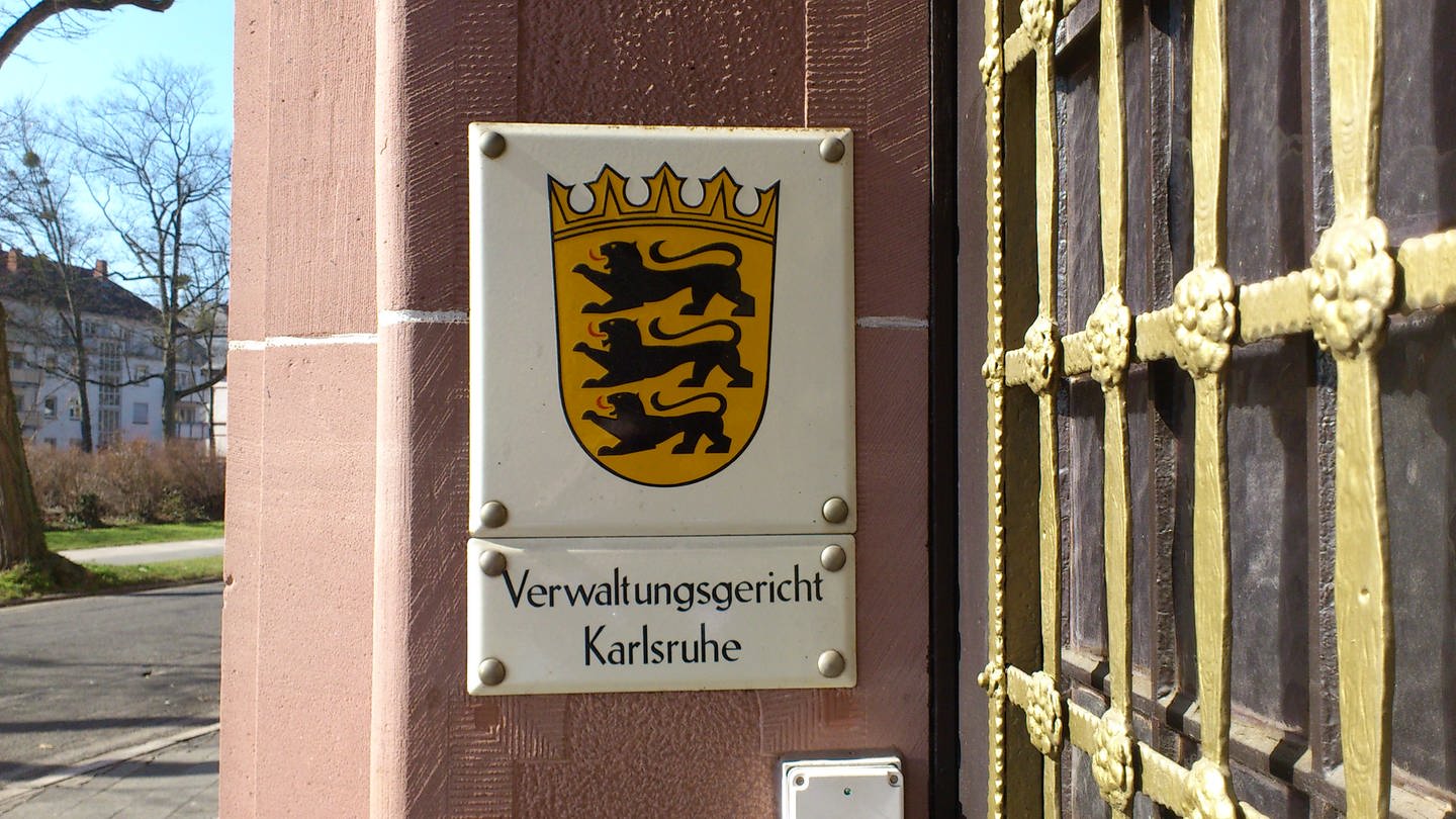 Schild am Gebäude mit der Aufschrift Verwaltungsgericht Karlsruhe