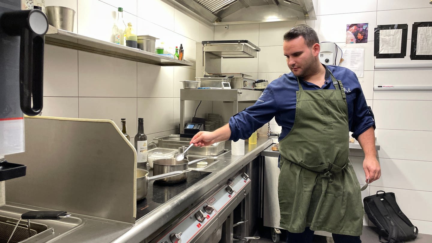 Mario Aliberti, preisgekrönter Koch aus Karlsruhe, steht in der Küche am Herd