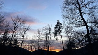 Kurz vor Sonnenuntergang: Wanderung durch den Schwarzwald während der Zeit der mystischen Rauhnächte 