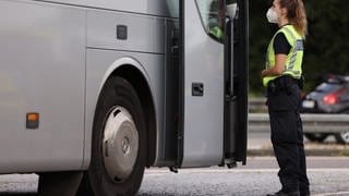 Ein Reisebus wird von der Polizei kontrolliert