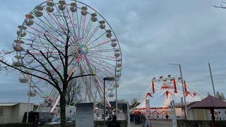 "Winterzauber" auf der Rennbahn Iffezheim mit Riesenrad und Zirkus