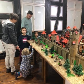 Mittelalterliche Playmobilstadt in der Spielzeugausstellung "Träume der Kindheit" im Schweizer Hof