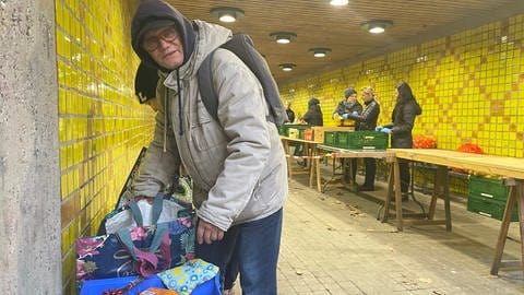 Der Wochenmarkt für Bedürftige in einer Unterführung am Kühlen Krug in Karlsruhe