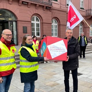 Beschäftigte der Verwaltung aus dem Öffentlichen Dienst der Stadt Karlsruhe übergeben ihre Tarifforderungen an Bürgermeister Martin Lenz