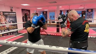 Boxen in Pforzheim: Uwe Hück trainiert im Boxring mit einem Sparringspartner, Hück ist ein ehemaliger Betriebsratsvorsitzender der Porsche AG sowie Europameister im Thaiboxen