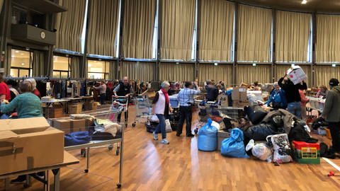 Tüten und Kisten Stapeln sich in der Karlsruher Schwarzwaldhalle