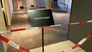 Im Foyer des Pforzheimer Schmuckmuseums steht hinter rot-weißem Absperrband ein Schild mit der Aufschrift "geschlossen"