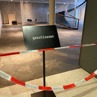 Im Foyer des Pforzheimer Schmuckmuseums steht hinter rot-weißem Absperrband ein Schild mit der Aufschrift "geschlossen"