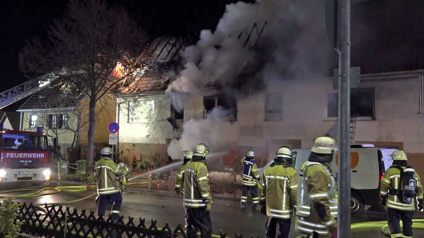 Feuerwehr löscht Wohnhausbrand in Oberderdingen