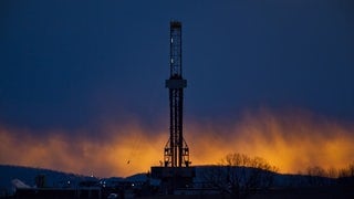 Bohrturm einer Ölförderplattform in den USA, die nach dem Prinzip des Fracking arbeitet. 