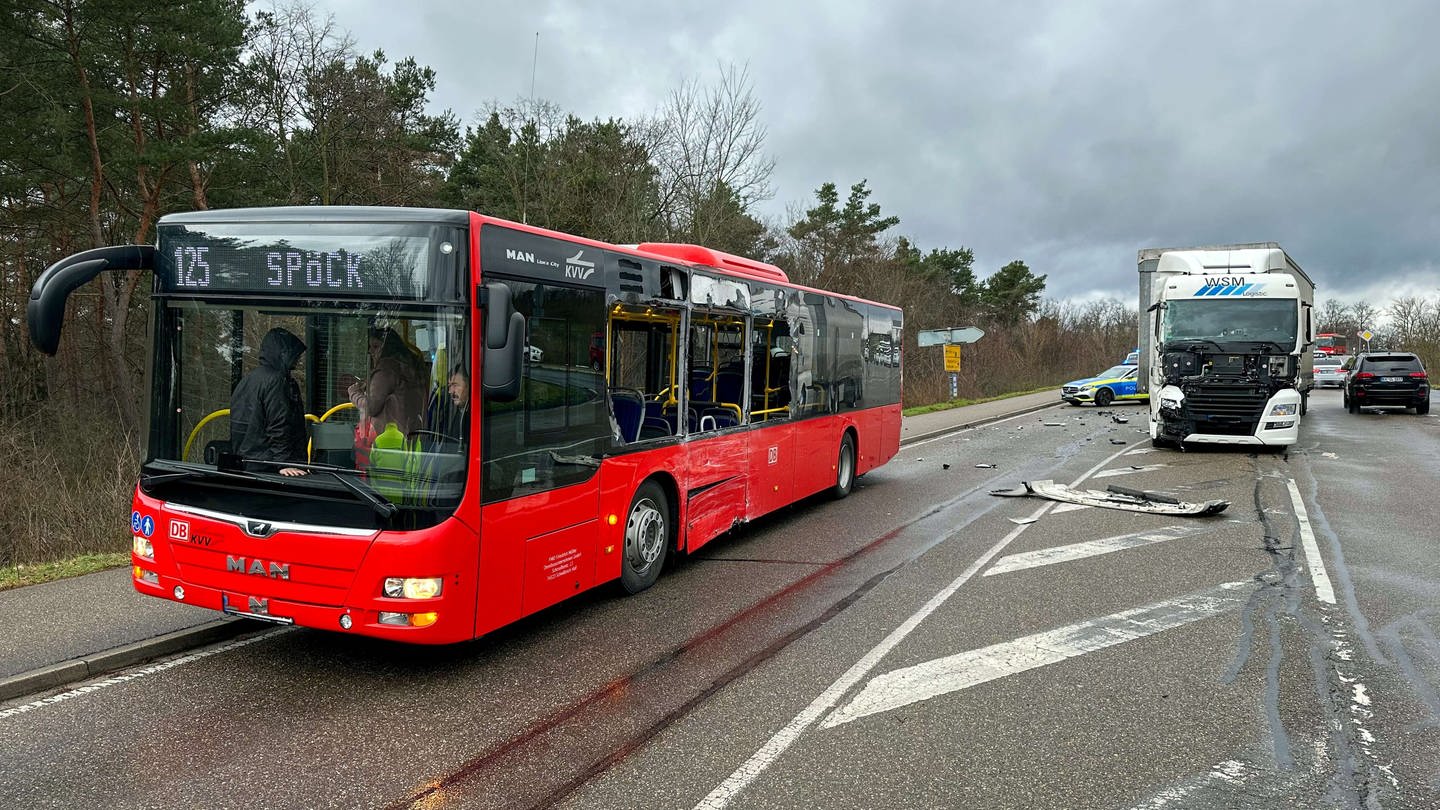 Lkw-Unfall mit Linienbus in Forst