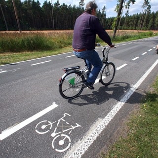 Fahrradschutzstreifen außerorts haben sich im Modellversuch bewährt, meint das Landesverkehrsministerium in Baden-Württemberg