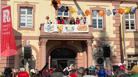 Die Narren stehen auf dem Balkon des Rastatter Rathaus.