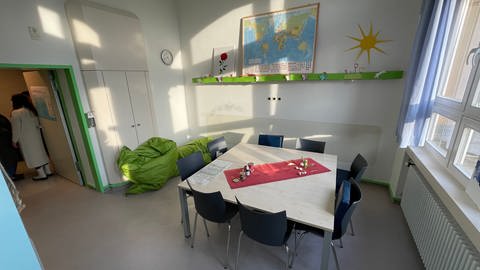 Zimmer mit Tisch, Stühlen und Sitzsäcken in der Kinder- und Jugendpsychiatrie in Karlsruhe