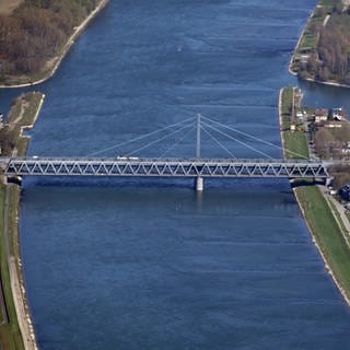 Die Rheinbrücke zwischen Wörth und Karlsruhe aus der Luft fotografiert - sie wurde 2019 umfassend saniert.