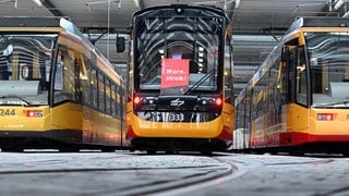 Straßenbahn im Depot mit einem Plakat auf dem "Warnstreik" steht