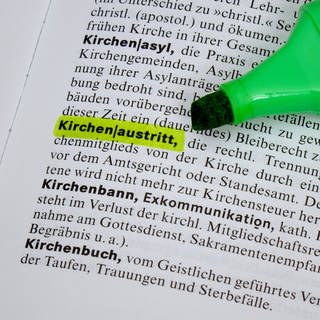 Das markierte Wort "Kirchenaustritt" in einem Lexikon