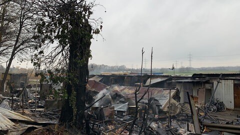 Der Morgen nach dem Großbrand auf dem Spargel- und Erdbeerhof in Eggenstein-Leopoldshafen.