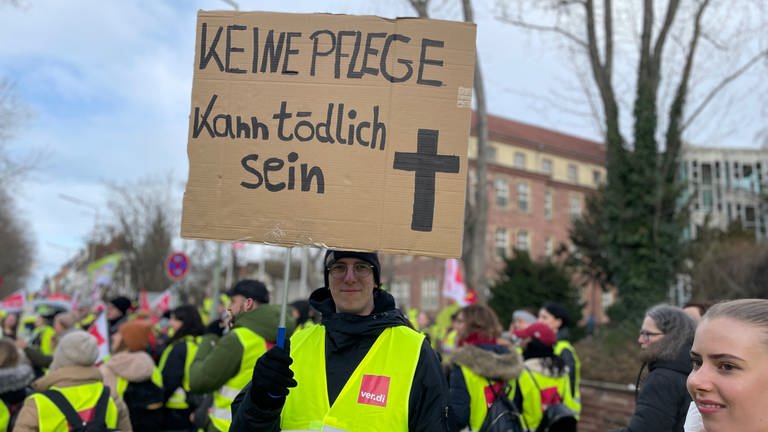 Beschäftigte von Kliniken und ÖPNV streiken in Karlsruhe