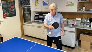 Frank Elstner trainiert mit Tischtennis gegen seine Parkinson-Erkrankung