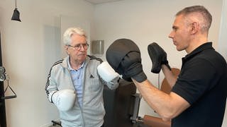 Parkinson-Patient Frank Elstner beim Boxtraining