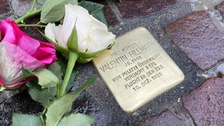 Goldener Stolperstein für Valentin Billmann, der wegen seiner Homosexualität verfolgt wurde