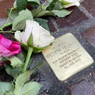 Goldener Stolperstein für Valentin Billmann, der wegen seiner Homosexualität verfolgt wurde