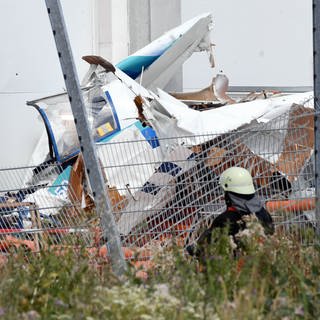 An der Fassade eines Baumarktes in Bruchsal liegen die Trümmer eines Kleinflugzeugs, das dort 2019 abgestürzt ist. 