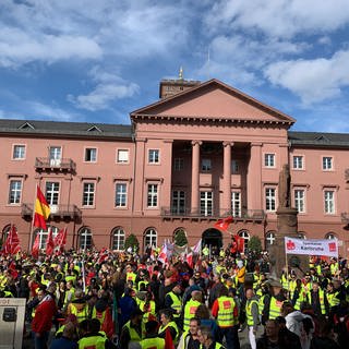 Große Menschenmenge mit ver.di-Streikwesten auf dem Marktplatz vor dem Karlsruhe Rathaus