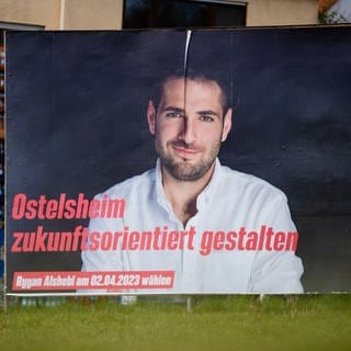 Ein großes Wahlplakat des Politikers Ryyan Alshebl steht am Ortseingang von Ostelsheim.